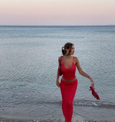 Hawaii Fashion Outfits, Red Vacation Outfit, Red Beach Outfit, Vacation Night Outfits, Casual Summer Outfits Beach, Beach Party Outfit Ideas, Party Outfit Ideas For Women, Italy Ocean, Summer Aesthetic Vibes