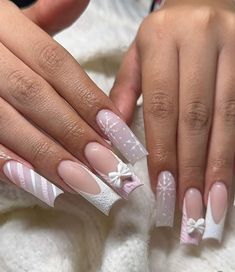 Nail Inspo Trendy Winter, Baddie Christmas Nails, Pink Holiday Nails, Acrylic Nails Medium, Easy Diy Manicure, Cute Soft Aesthetic, Winter Wonderland Nails, Nails Snow, Christmas Acrylic Nails