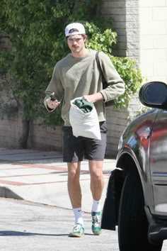 Jacob Elordi, Mens Spring Fashion, Mens Outfit Inspiration, Mens Fashion Casual Outfits, Streetwear Men Outfits, Mens Casual Outfits, High Fashion Street Style