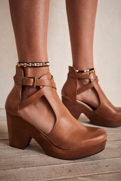 Style Clogs, Clogs Heels, Platform Clogs, Cooler Look, Free People Shoes, Leather Clogs, Heeled Ankle Boots, Shoe Style, Cute Shoes