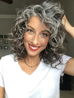 Natural curly hairstyle for gray hair with highlights Curly Silver Hair, Gorgeous Gray Hair, Beautiful Gray Hair, Gray Hair Growing Out, Gray Hair Cuts, Natural Gray Hair