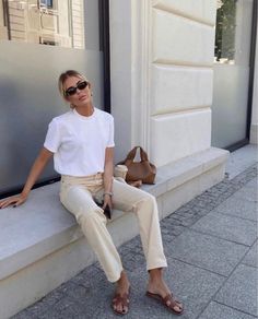 Beige Pants Outfit Ideas, Pants Outfit Ideas For Women, Beige Pants Outfit, Pants Outfit Ideas, Look Legging, Outfit Ideas For Women, Beige Outfit, Paris Mode, Beige Pants