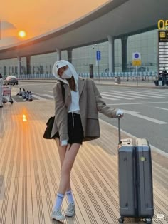 Airport Outfit Aesthetic Korean, Poses At Airport, Airport Poses Instagram, Outfit Bandara, Airport Pose, Ootd Poses, Travel Pose, Airport Aesthetic