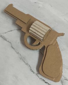 For your pretendplay as a police Cardboard Crafts Toys, Easy Things To Make With Cardboard, Police Crafts For Kids, Easy Cardboard Crafts, Crafts Cardboard, Cardboard Crafts Decoration, Cardboard Costume, Crafty Hobbies