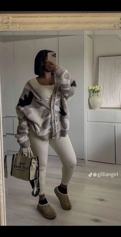 Cabin Trip Outfits Black Women, Jumpsuit Cardigan Outfit, Cardigan And Sweatpants Outfit, Light Brown Outfit, Chill Winter Outfit, Cardigan Leggings Outfit, Light Blue Cardigan Outfit, Bubble Jacket Outfit, Chill Outfits Black Women