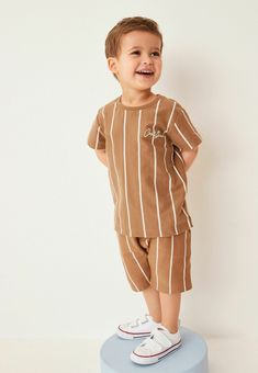 Next VERTICAL STRIPE T- SHIRT AND SHORT SET - Potiskana majica - tan brown Short Set, T Shirt And Shorts, Outfit Set, Tan Brown, Summer Wardrobe, Boy Fashion, Matching Sets, Boy's Clothing, Brown Color