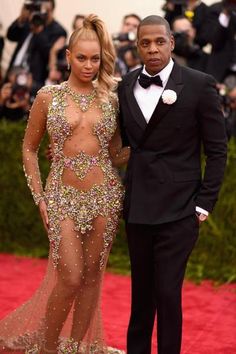 the couple is posing together on the red carpet