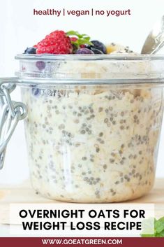 Healthy vegan weight-loss  overnight oats in a jar topped with frozen berries and banana and a spoon Overnight Oats With Water, Oats Diet, Overnight Oats With Yogurt, Easy And Healthy Breakfast, Vegan Overnight Oats, Easy Overnight Oats