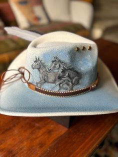 "Reigns of Freedom". A hand painted beauty for horse lovers! A cowboy style hat featuring a stamped of three horses, a detailed leather band with gold accents and a turkey feather. Adjustable to fit,  stain and water resistant. Decorated Horse, Burning Painting, Groupie Love, Three Horses, Western Bedroom Decor