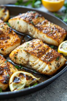 Grilled cod fillets with lemon slices and herbs. Mahi Mahi Sauce Recipes, Mahi Mahi Air Fryer Recipes, Cooking Mahi Mahi, Mahi Recipes, Air Fryer Recipes Meat, Mahi Mahi Recipe