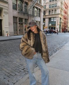 Winter Vacation Outfits, Street Style Fall Outfits, Brown Fall, Winter Vacation, Fall Street Style, Vacation Outfits, Street Style Outfit, Fall Outfits Women, Fashion Poses