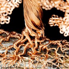 a close up view of some kind of wire with many strands attached to the end