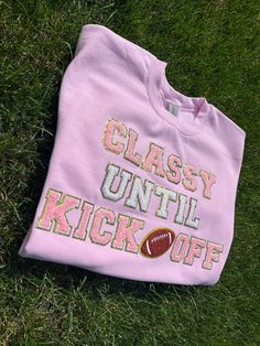 "\"Classy until kickoff\" real chenille letter t shirt or crewneck sweatshirt. Shirt can be customized in any color shirt and letters! Customize colors to match your favorite NFL team or your son's football team! Shirt also features adorable football chenille patch. Get ready for Sunday kickoff with your own custom football shirt. Need this ASAP? see bottom of listing for rush order link ⭐️ Crewneck sweatshirt is a unisex Gildan size small-XL. See size chart in listing pictures. 50% cotton, 50% polyester. Short sleeve t shirt is made with a unisex gildan 100% cotton t shirt ⭐️ See photos for sweatshirt colors. Custom requests welcome!! ⭐️ Letter colors include white, pink, blue, purple, black, red, lime green, hunter green, and yellow. Don't see the color letters you are looking for? Messa Custom Football Shirts Ideas, Puffy Letter Sweatshirt, Customizable Crew Neck Sweatshirt For Game Day, Customizable Casual Sweatshirt For Football Season, Customizable Sports Fan Sweatshirt For Game Day, Customizable Sporty Sweatshirt For Game Day, Diy Sports Shirts, Game Day Sweatshirt With Custom Print And Crew Neck, Game Day Sweatshirt With Custom Print Crew Neck