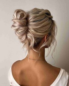 Banana Bun Hairstyle, Updo Hairstyles For Work, Coque Banana, Hairstyles For Work, Easy Updo, Easy Updo Hairstyles