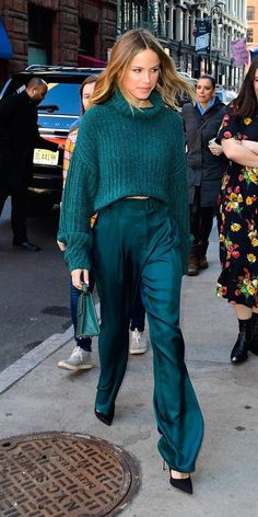 20 Best Teal Outfits for Women & Tips on What Goes with Teal Halston Sage, Teal Outfits, Green Turtleneck Sweater, Monochromatic Fashion, Trouser Outfit, Monochromatic Outfit, Teal Sweater, Monochrome Outfit, Satin Pants