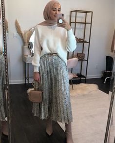 Crop And Skirt, Mode Harajuku, Rok Midi, Modern Hijab, Modern Hijab Fashion, Hijab Fashionista, Modest Fashion Hijab, Muslim Fashion Hijab Outfits, Hijab Style Casual