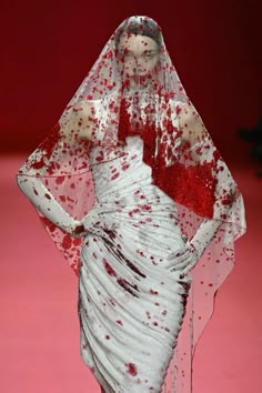 Haute Couture Halloween, Gothic Horror Fashion, Blood Stained Wedding Dress, Blood Wedding Dress, Horror Runway, Runway Halloween, Couture Halloween Costume, Blood Stained Dress, Flesh Fashion