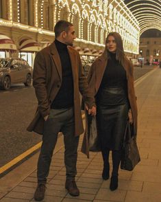 Old Money Couple, Motion Design Trends, Money Couple, Swag Couples, Couple Lifestyle, Couple Fits, Winter Travel Outfit, Classy Couple, Classy Outfits Men