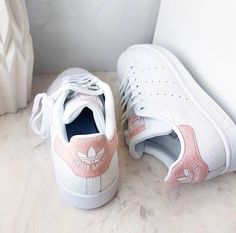 Pretty Shoes Sneakers, Cloth Store, Pretty Shoes, Jordan Shoes, Sneaker Head, Girls Shoes, Pink White