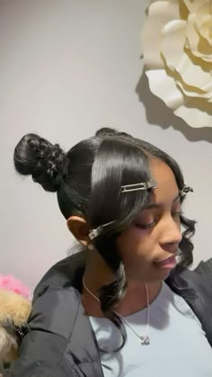 Natural Swoop Hairstyles, Buns With Curls, Bun With Curls, Cute Natural Hairstyles, Cute Dreads, Sew In Hairstyles