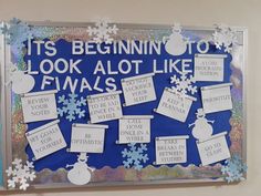 a bulletin board with snowflakes on it that says, it's beginning to look alot like finnas