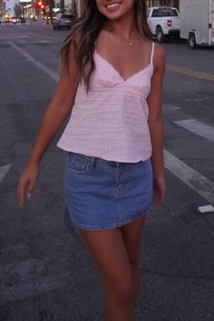 Cute Tops With Skirts, Cute Skirt And Top Outfits, Outfits With Pink Skirt, 90s Fashion Girly, Summer Tops 2024, Pink Tops Outfit, Pink Summer Fits, Summer Outfits Inspo 2024, Summer Fits 2024