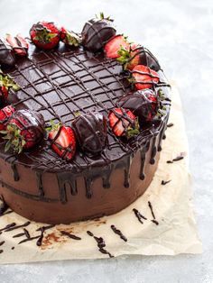 Chocolate covered strawberry cake on cake stand Strawberries Desserts, Cake With Layers, Chocolate Fruit Cake, Chocolate Covered Strawberry Cake, Strawberries And Chocolate, Strawberry Birthday Cake, Chocolate Cake Designs, Birthday Cake Decorating Ideas