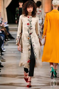 Oscar de la Renta - Fall/Winter 2018 - Look 28 Embroidery Fashion Runway, Tunik Linen, Ideas Embroidery, Embroidered Coat, Kurti Embroidery Design, Salwar Kamiz, Kurta Designs Women, Embroidery Designs Fashion, Fashion Runway