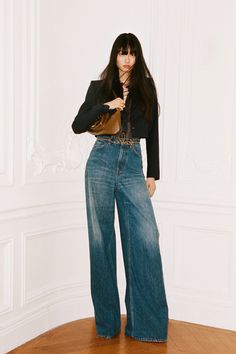 Chloé Pre-Fall 2024 Fashion Show | Vogue Chloe Fashion Show 2024, Chloe 2024 Fall, Pre Fall 2024, Chloe Runway, Chloe 2024, Inverted Triangle Body Shape, Virtual Outfits, Chloe Fashion, 2024 Style