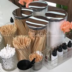 . 🧡E como eu vivi sem esses lindos potes de vidro e metal e organizadores?⁣ .  ⁣ 🤭 Parece tão bonito e elegante! 🤤🤤🤤 ⠀⁣ ⁣ Por mais de um… Lash Decor, Esthetician Inspiration, Waxing Room, Home Beauty Salon, Hair Salon Interior, Salon Suites Decor