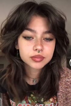 Short Hairstyle With Layers And Curtain Bangs, Collarbone Length Hair Shag, Andurmad Hair, Grunge Hair And Makeup, Wolf Cut With Curtain Bangs Medium Hair, Wolf Cut Round Face, Grunge Haircuts, Straight Eyeliner, Makeup Idea