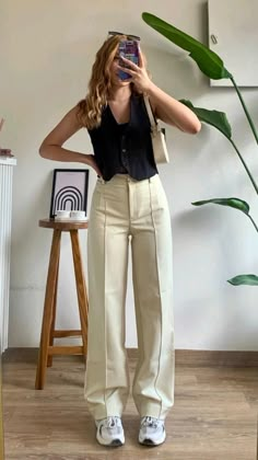 Work Outfits Women Semi Casual, Business Casual Outfits For Women Trendy, Trendy Buissnes Casual Outfits Woman, Corporate Summer Outfits Office Wear, Semi Formal Outfits Summer, Dressy Trouser Outfits, Minimalist Women Outfits, Spring Semi Formal Outfits, Elegant Back To School Outfits