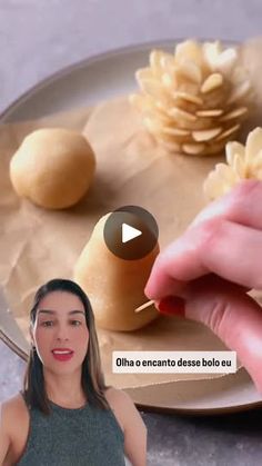 a woman standing in front of a plate with food on it and the caption'oh, o encanto desesse bolo eu '