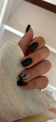 Nail Black Design Simple, Simple Short Acrylic Nails Black, Simple Nails Ideas Square, Simple Nail Ideas Coffin Short, Simple Black Nail Inspo Short, Black Square Nails With Design, Black Nails With Skulls Art Designs, Black And White Nail Inspo Short, Black And Orange Flame Nails