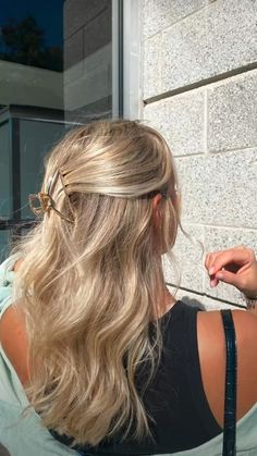 Blonde Balayage Bright, Loved In Blonde, Hair Inspo Haircut, Hair Color Blonde Balayage, Aesthetic Claw Clip, Short Hair Aesthetic, Face Hairstyles, Day Hairstyles