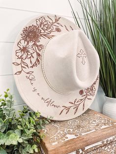 Floral Burned Hat, Floral Engraved Cowboy Hat, Sunflower Hat, Sunflower Burned Fedora, Engraved Suede Hat, Boho Hat, Vegan Suede Elevate your style with our beautifully engraved floral hats! Choose from a variety of different hat colors. Band may shift or fall off during shipping. The hat has an adjustable ribbon on the inside and can fit anywhere from 20-24.5" heads. This hat can fit children and adults. If you are looking for a custom order, please message us! We ship all of our hats in boxes Suede Hat, Chapeau Cowboy, Painted Hats, Floral Hat, Country Girl, Cowboy Hat