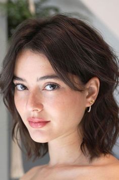 Hairstyles For Naturally Straight Hair, Mid Neck Length Hair With Layers, Shoulder Wolf Cut, Mid Neck Length Hair, Short Brown Haircuts, Bob 2024, French Bob, Chin Length, Hair Things