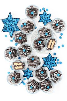 chocolates with blue sprinkles are arranged in the shape of stars