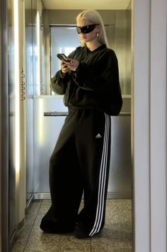 Japanese Style Inspiration, Baggy Black Outfit, All Black Outfit Aesthetic, Assasin Outfits Women, Winter Outfits Y2k, Adidas Dress, Look Adidas, Estilo Indie, Berlin Fashion