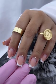 Cute Elegant Nail Ideas, Short Nails Classy, Elegant Touch Nails, Nail Salon Design, Short Square Acrylic Nails, Square Acrylic Nails, Pretty Acrylic Nails