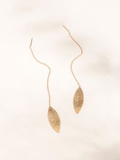 "Threader Earrings, Long Rose Gold Drop Threader Leaf Earrings, Nature Jewelry This pair of long gold threader earrings with gold or rose gold leaf hanging at the bottom is unique and chic! It was designed envisioning a Greek goddess rising out of the sea - elegant, classy, feminine, radiant, and mesmerizing. Get these long leaf threader earrings to complement your outfit, and to create a wow effect and a sophisticated glamorous look! oo¨ ✿ Item details ✿ This threader earring is worn by pushing Gold Thread Earrings, Leaf Earrings Gold, Gold Threader Earrings, Long Bridal Earrings, Gold Chain Earrings, Threader Earrings Gold, Long Chain Earrings, Earrings Nature, Arm Bracelets