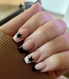 Nail Designs Y2k Grunge, Cute Nail Designs Black And White, Star Grunge Nails, Nail Inspo 10-12, Simple Nails Y2k, Back To School Nails 7th Grade, Nail Inspo Edgy, Grunge Square Nails, Easy Square Nail Designs