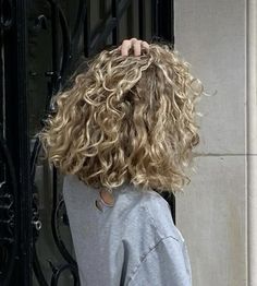 Hailey Bieber Curly Hair, Bob With Curly Hair, Natural Curly Short Hair, Curly Wavy Shag Haircut, Mid Curly Haircuts, Natural Texture Hair, Wavy Hair Long Bob, Perm Shoulder Length Hair, 2b Blonde Hair