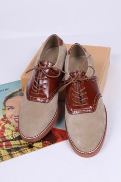 Casual two-tone 1950s-style oxford/saddle shoes with brogue pattern. These two-tone, 1950s-inspired, casual everyday oxfords feature an almond-shaped toe cap. The shoe is made of suede and features cognac brown full-grain leather with a brogue pattern on the backstay and around the vamp. The outsole is crafted from lightweight rubber with white stitching on the welt. These shoes were initially men's shoes. But here, it is also made for women. The shoes have a casual, sporty, and authentic 50s lo Saddle Shoes Outfit, 1930s Shoes, Saddle Shoe, 1950s Shoes, 1920s Shoes, 1940s Shoes, Saddle Oxfords, Vintage Style Shoes, Vintage Knitwear