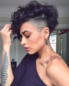 Shaved Back Long Front Hair, Pixie Wavy Hairstyles For Women, Feminine Undercut Long Hair Shaved Sides, Short Boyish Hairstyles For Women, Unique Pixie Cuts, Undercut Long Hair Sidecut, Fohawk Haircut For Women, Edgy Short Hair For Women, Pixie Cut Oval Face