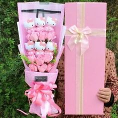 Product name: hello kitty and doraemon doll gift box Number of dolls: 6pcs hello kitte and 6 flower / 6 hello kitty and 11flower /12 hello litty and 8 flower /18 hello kitty Gift box size: 48cm*15cm*8cm gift: delivery exquisite white gilded tote bag Color: Pink. Doll Bouquet, Cute Soap, Hello Kitty Gifts, Hello Kitty Toys, Rosé Birthday, Kitty Plush, Box Roses, Gift Bouquet, Flower Soap