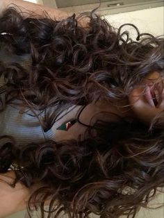 Dark Brown Curly Hair Aesthetic, Brown Wavy Hair Aesthetic, Italian Haircut, Pfp Curly Hair, Wavy Hair Aesthetic, 2c Curly Hair, Dark Curls, Long Natural Curly Hair, Curly Brown Hair