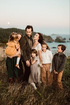 Pride and prejudice inspired Family Photoshoot on the Cliffs of Oregon. Oregon clear family photo shoot featuring family of seven wearing vintage styled clothing. Pacific Northwest Family Photos, Scotland Family Photos, Oregon Family Photos, Family Photos On Blanket, Oregon Coast Family Photos, Fall Beach Photoshoot Family, Winter Beach Family Photos, Pnw Outfit