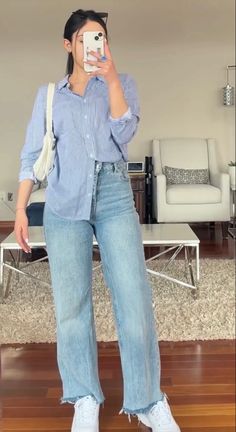 Classy Shirt Outfit, Celana Jins Wanita, Romantic Style Women, Uni Wardrobe, Outfit Cafe, Ootd Work, Shirt With Jeans, Elegance Dress