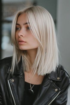 Blonde Haircuts Shoulder Length, Long Bob Haircuts Blonde Shoulder Length, Blonde Medium Hairstyles, Chic Medium Length Haircut, Shoulder Length Haircut Blonde, Medium Bob Blonde, Blonde Lob Straight, Shoulder Length Blonde Hair Straight, Blonde Bob Long